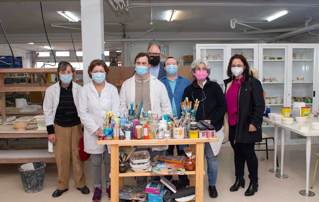 Un grupo de personas en un salón de clasesDescripción generada automáticamente con confianza media