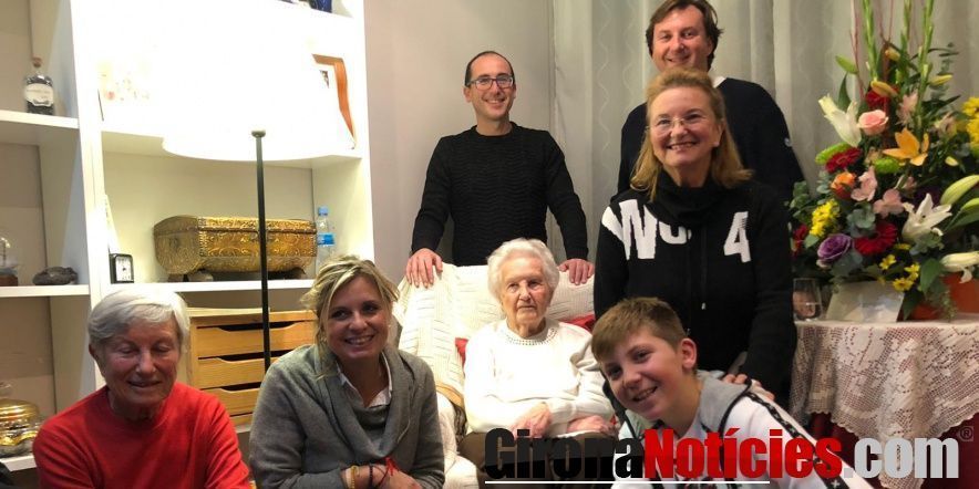 Dolors Puig acompanyada de l'alcalde i la regidora de Gent Gran, i d'una part de la seva família 