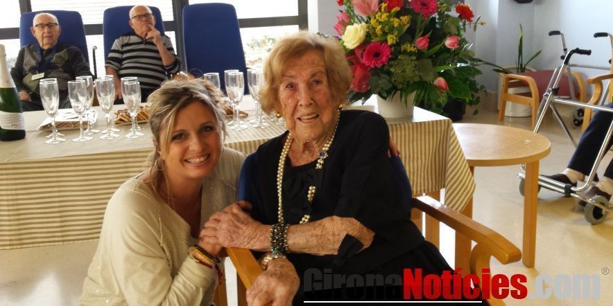 La senyora Maria José Jiménez, acompanyada de la regidora de Gent Gran, Laura Lafarga
