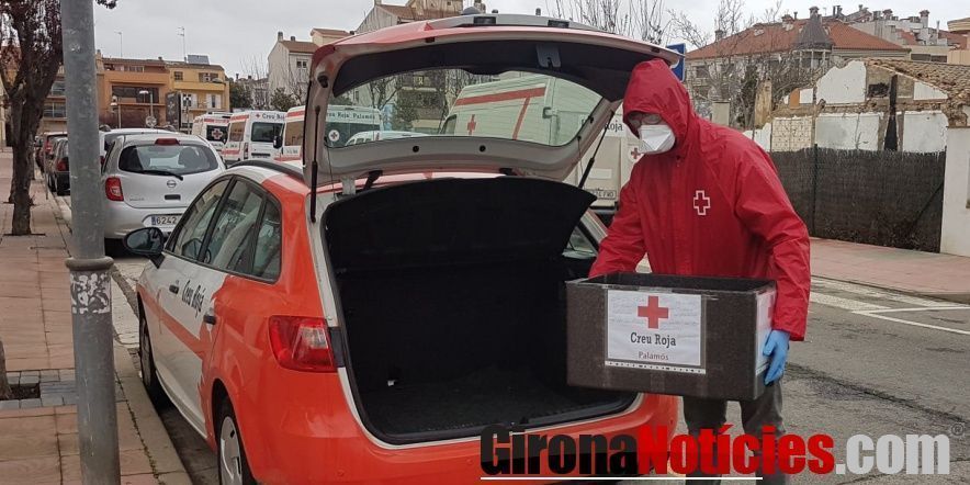 Un tècnic de Creu Roja Palamós fent el transport de càtering 