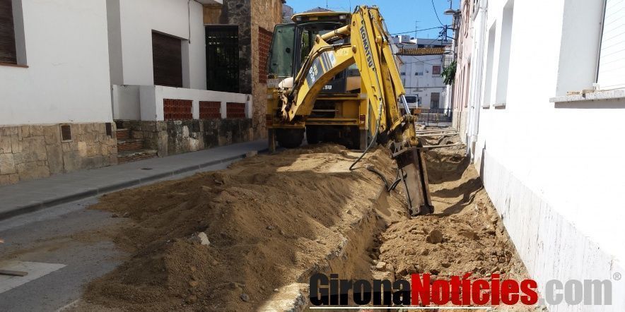 Represa de les obres de millorar de voreres al carrer del Foment 