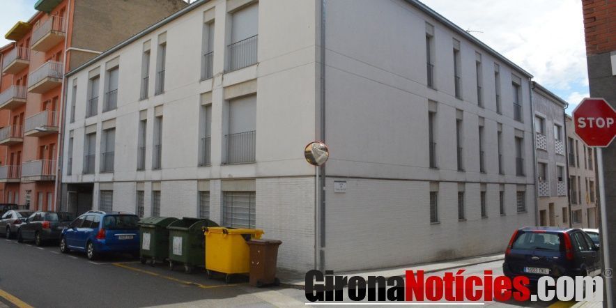 Edifici situat al carrer Camp d'en Coll amb carrer de la Sala