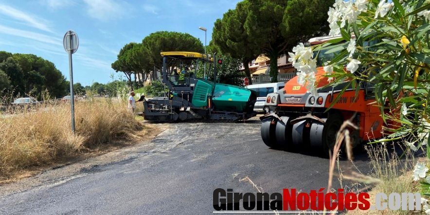 Asfaltatge d’un carrer de Calonge i Sant Antoni