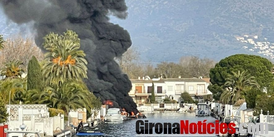 Cremant dues embarcacions en un dels canals 