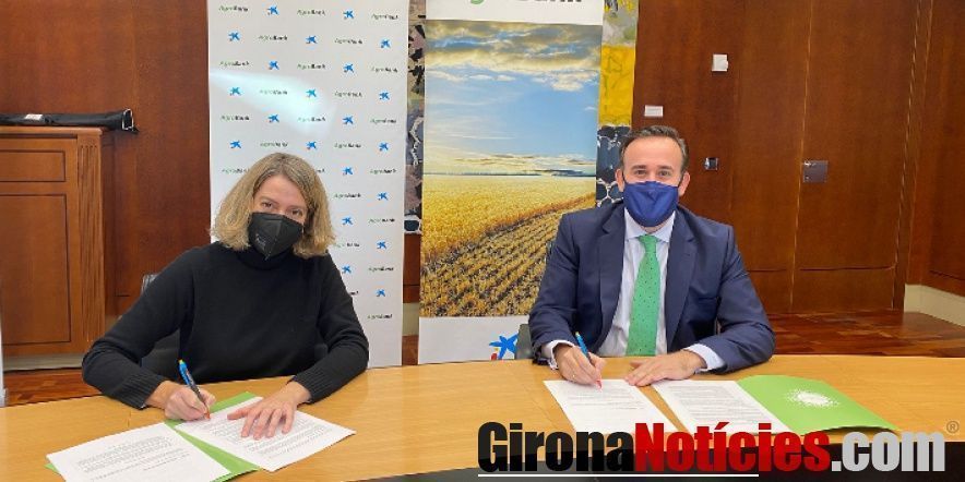 Teresa López, presidenta de FADEMUR, y Sergio Gutiérrez, director de AgroBank 