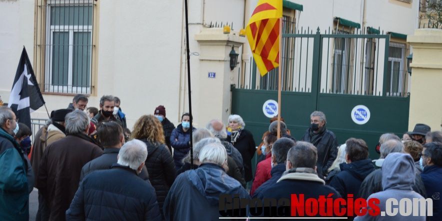 Concentració independentista davant del consolat espanyol  
