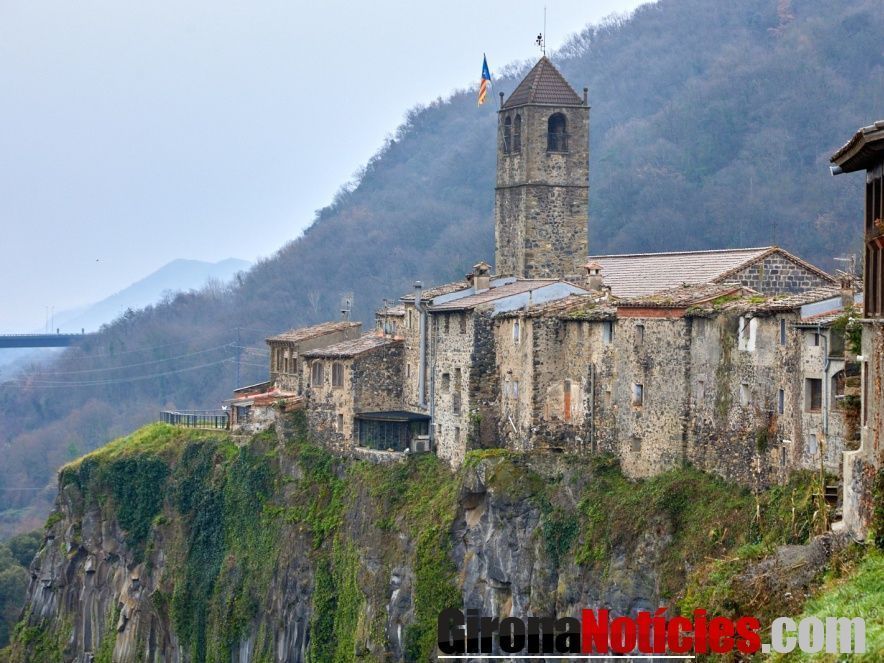 Castellfollit de la Roca / Eddy Kelele