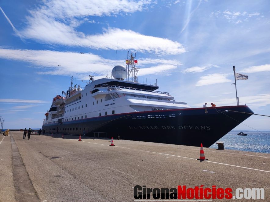 Creuer La Belle des Océans, amarrat al moll de Ponent del port de Roses 