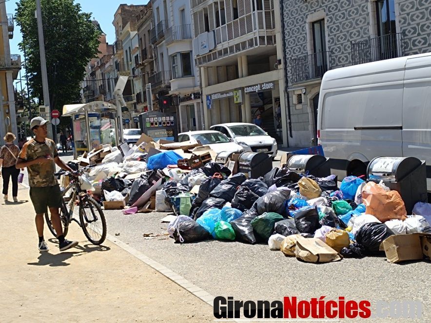 Figueres viu entre deixalles, males olors i rates /GN 