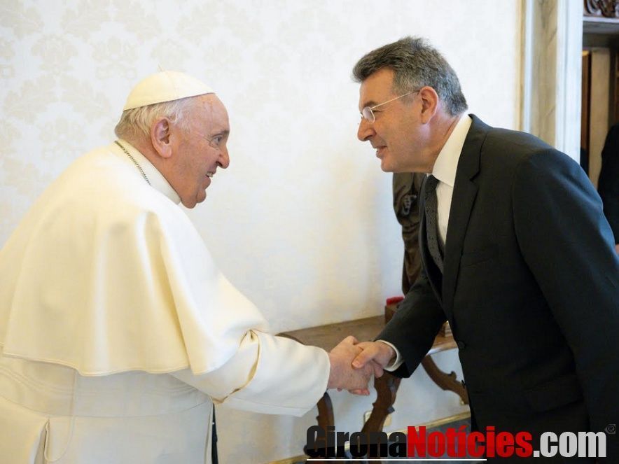 El president, Miquel Noguer, saludant el Papa Francesc 