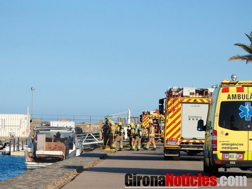 Incendi en una embarcació a Empuriabrava / GN  