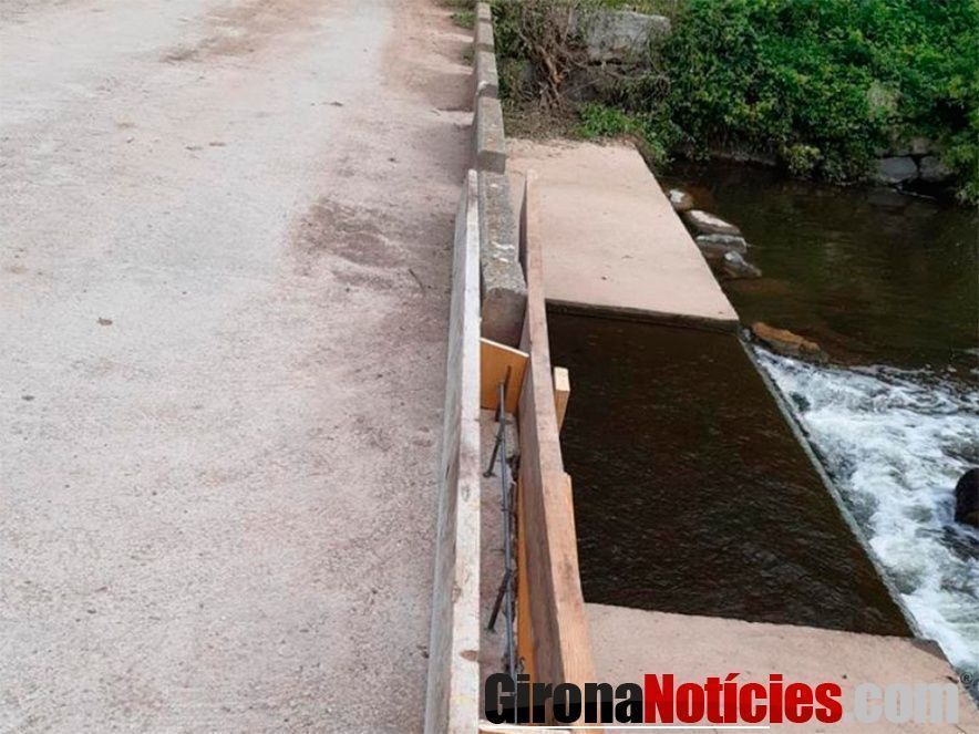 Obres de recuperació de les proteccions laterals / Aj.Sant Joan les Fonts 