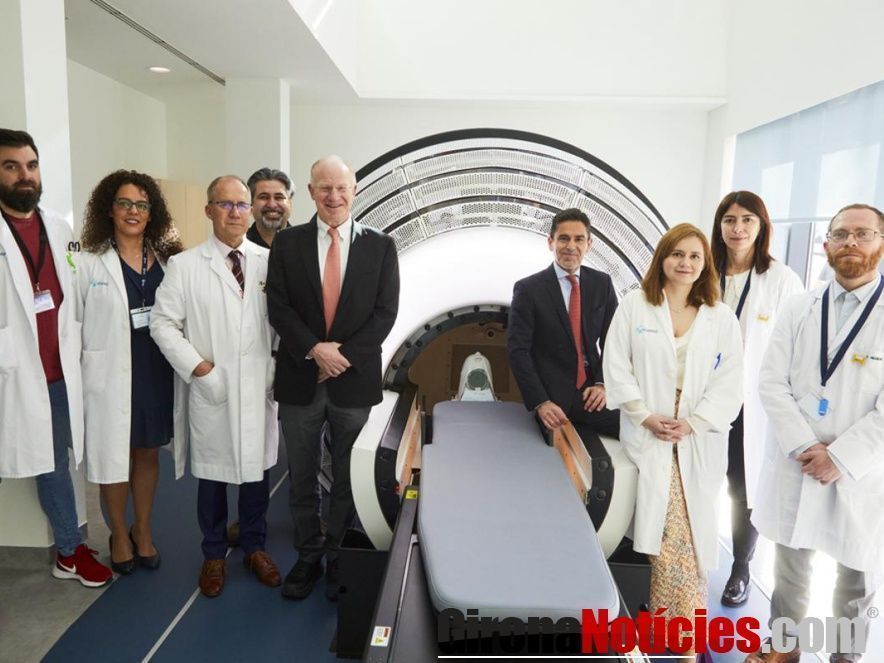 El equipo de IRCA junto a John Adler, el creador del ZAP-X 