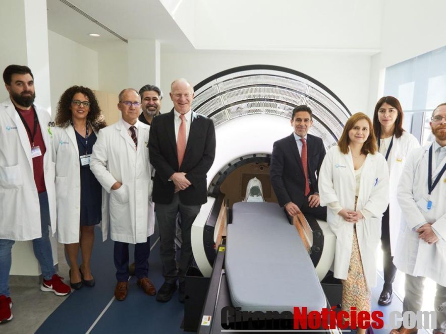 El equipo de IRCA junto a John Adler, el creador del ZAP-X 