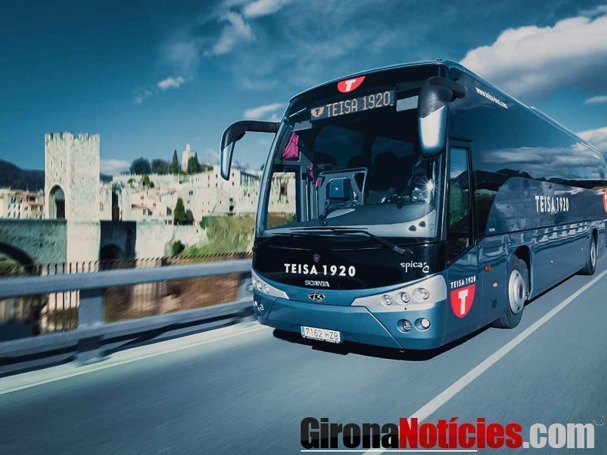 Un autocar de la TEISA passant per Besalú, a La Garrotxa 
