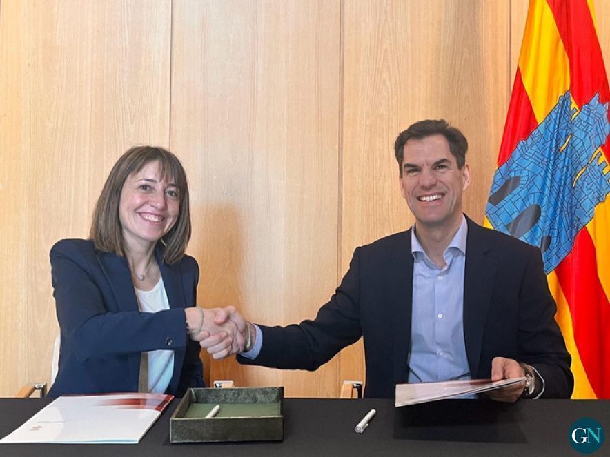 Anna Massot, alcaldessa de Castelló d'Empúries, i Juan Garrigosa, director de negoci d’Endesa X  
