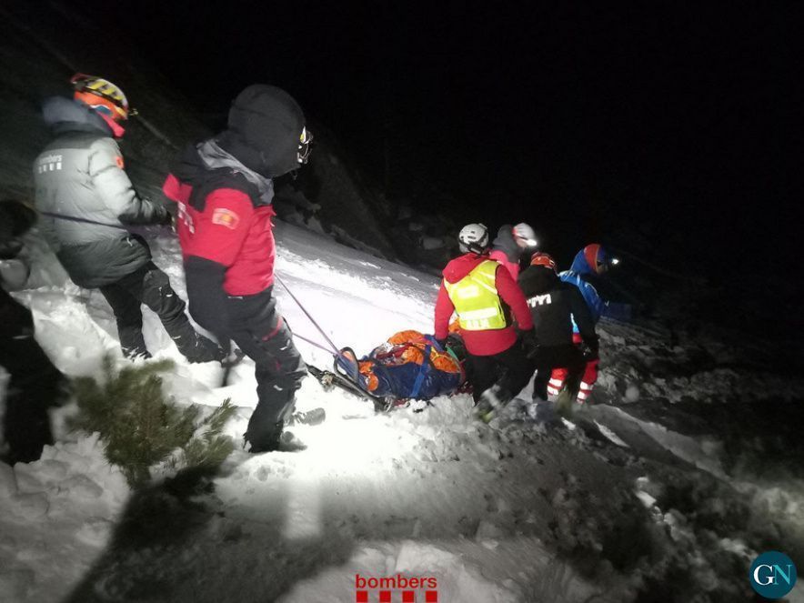 Bombers Evacuació dels dos ferits, ahir a la nit, fins a una zona confortable on establir el punt ca
