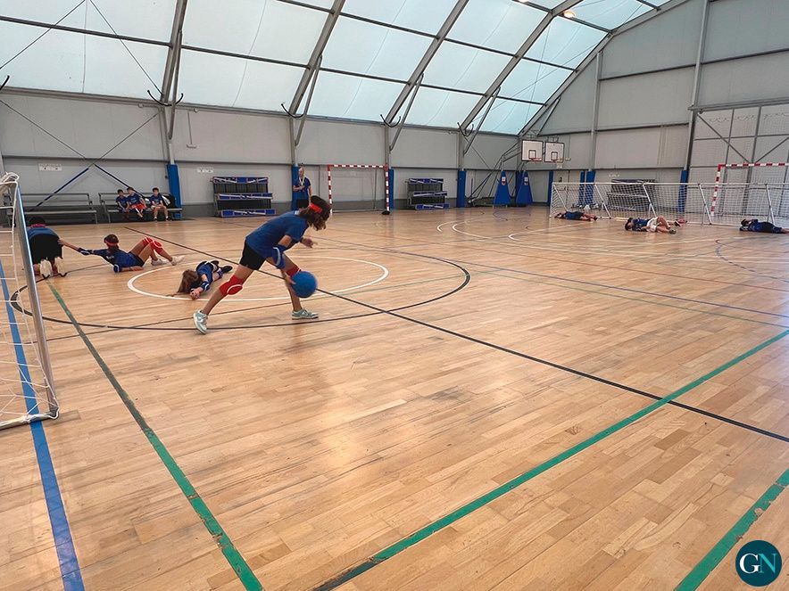 Alumnes de l'Escola Àngels Garriga del Vendrell han estrenat el material de golbol