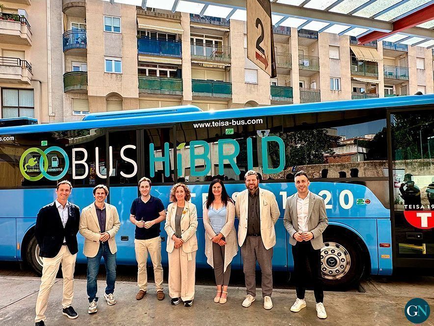 Autoritats i representants de TEISA, a l’estació d’autobusos de Figueres