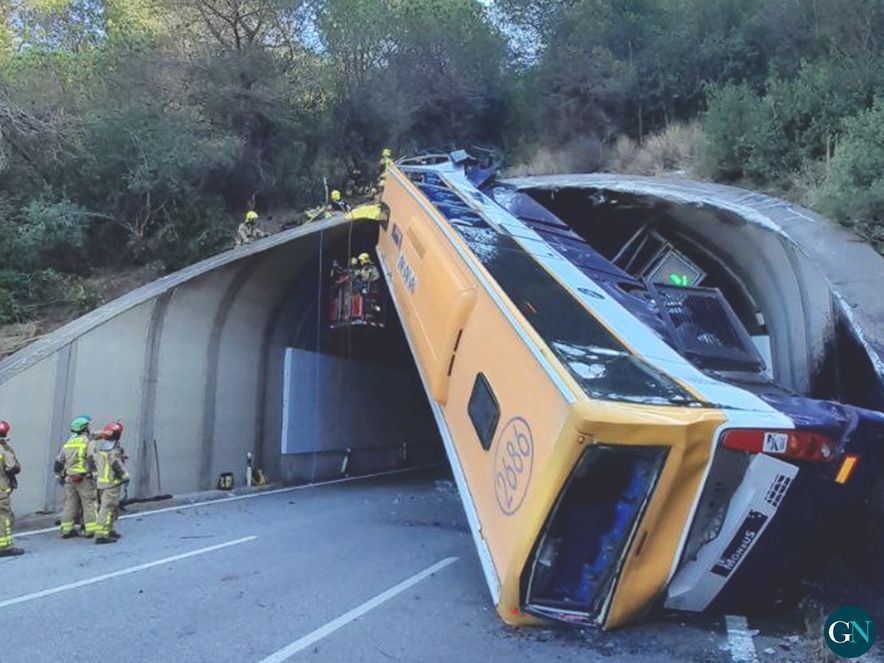 Accident d'autobús a la C-32 / Bombers  