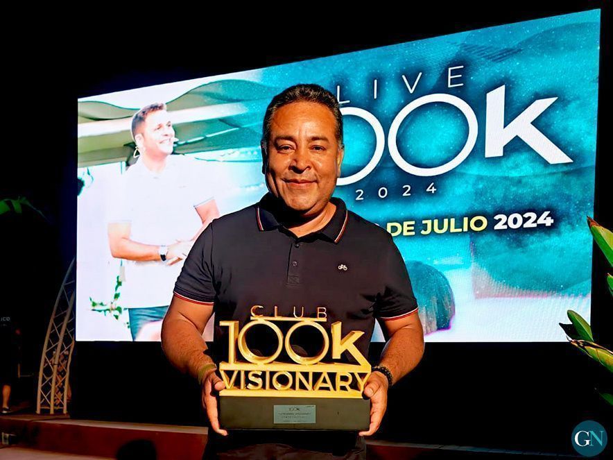 Erwin Cárdenas con el premio 'Club 100K' Visionary 