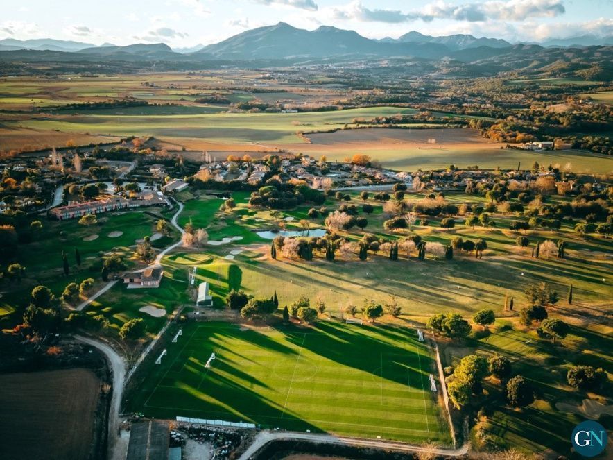Vista aèria del camp de futbol i les instal·lacions de l’Hotel TorreMirona Golf & Spa 