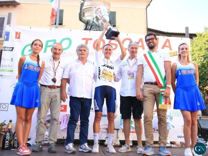Paula Blasi, amb la copa que l’acredita com la millor jove del Giro della Toscana 