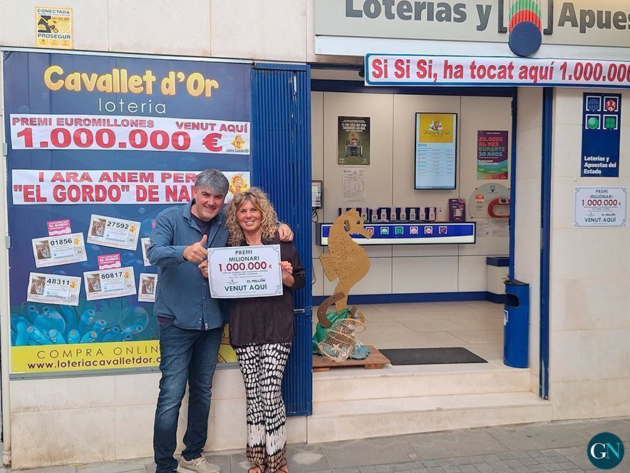 Albert Farjas i Cristina Salvo, a la porta de l’administració de loteries El Cavallet d’Or de Llançà