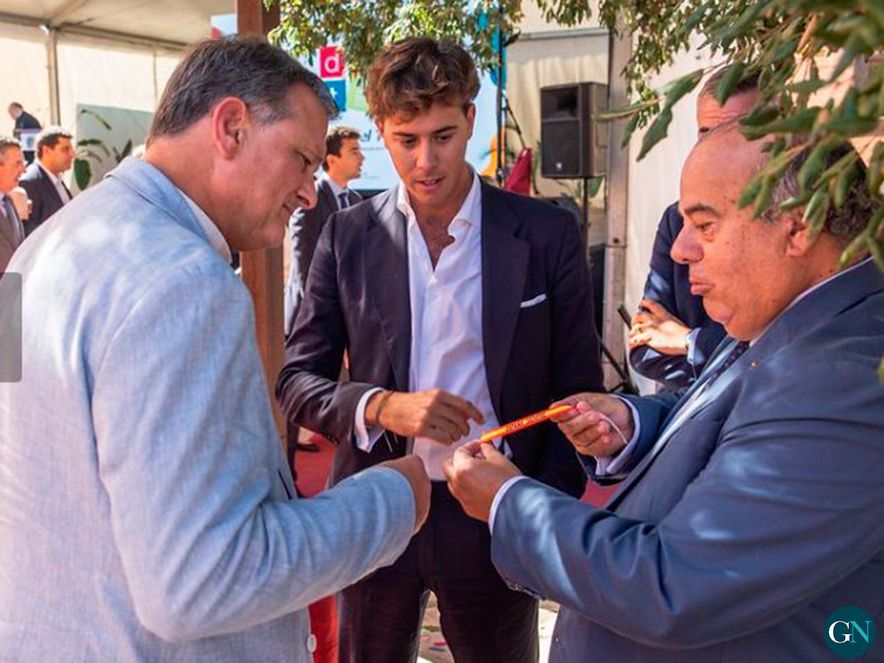 Le maire de Perpignan, Louis Alliot, Ignasi Mulleras et Alberto Tarradas 