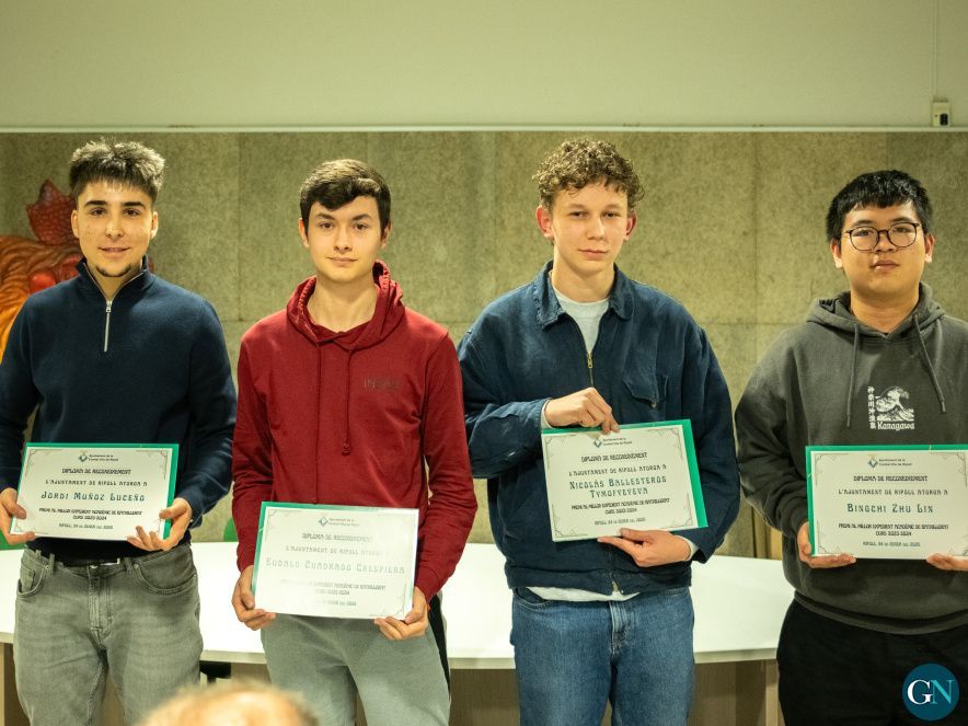 Ripoll reconeix els quatre alumnes de Batxillerat  - © Sergio Escribano / GN 