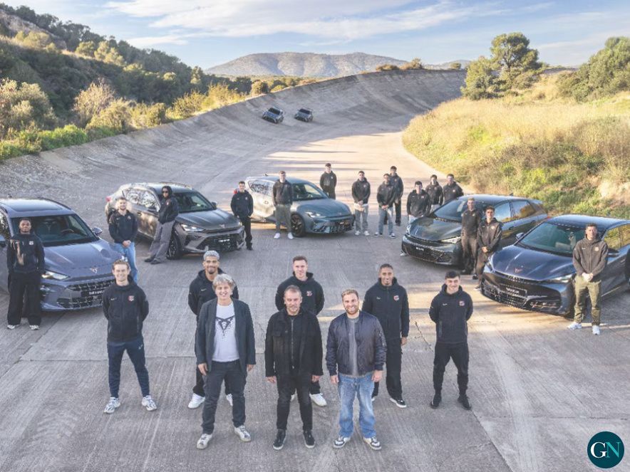 Los jugadores del FC Barcelona con el Cupra  