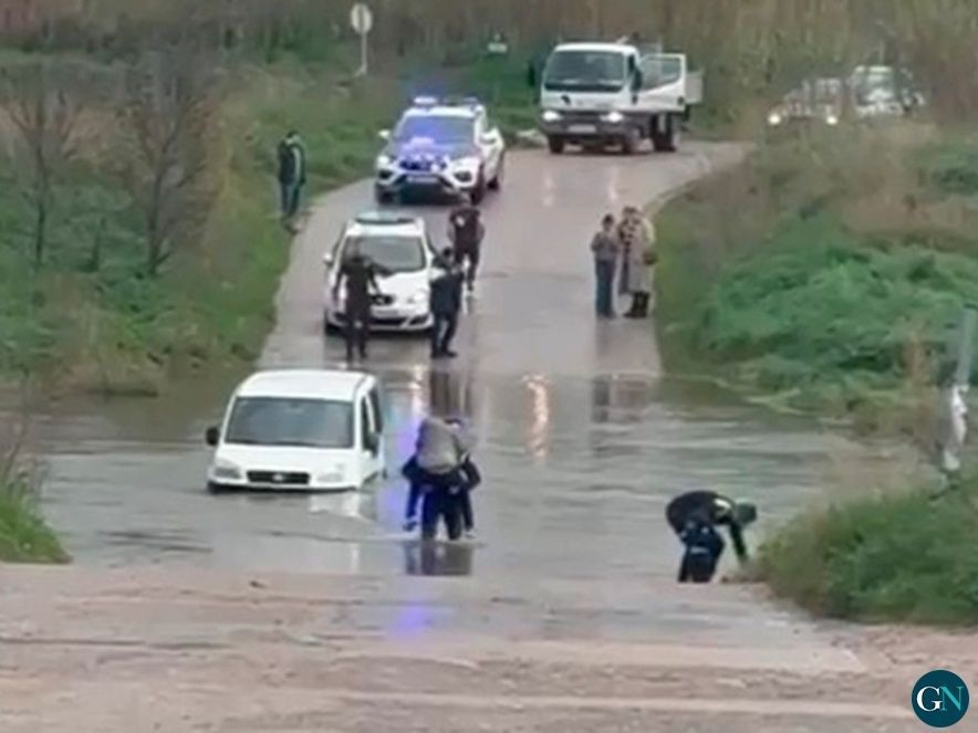 Vehicle atrapat al pas de Can Lel, a Vilatenim 