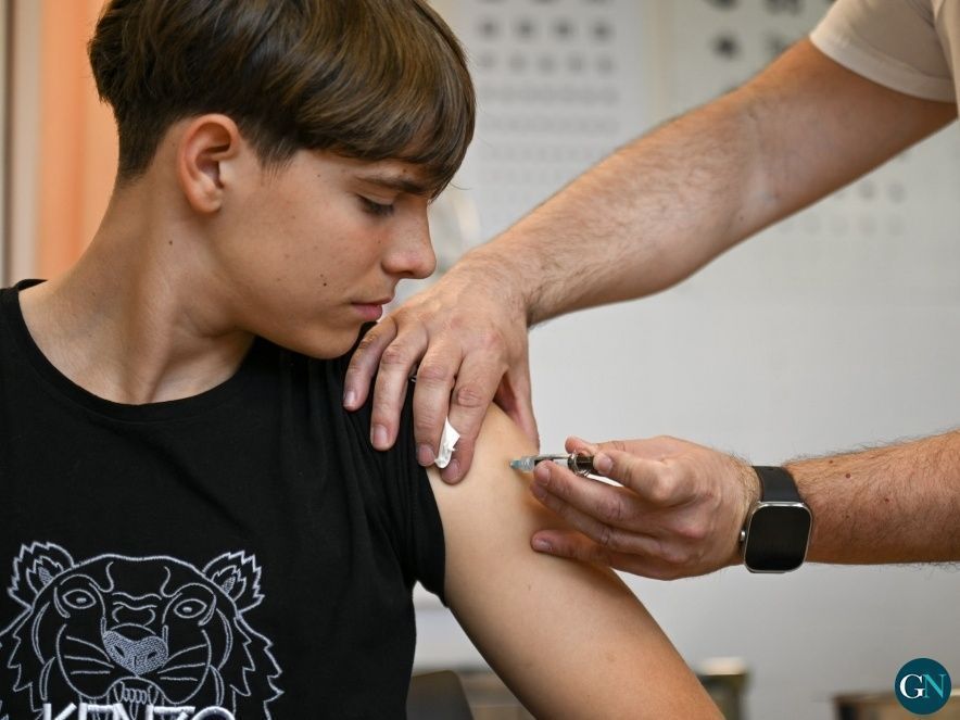 Un adolescent vacunant-se avui contra el virus del papil·loma humà al CAP
