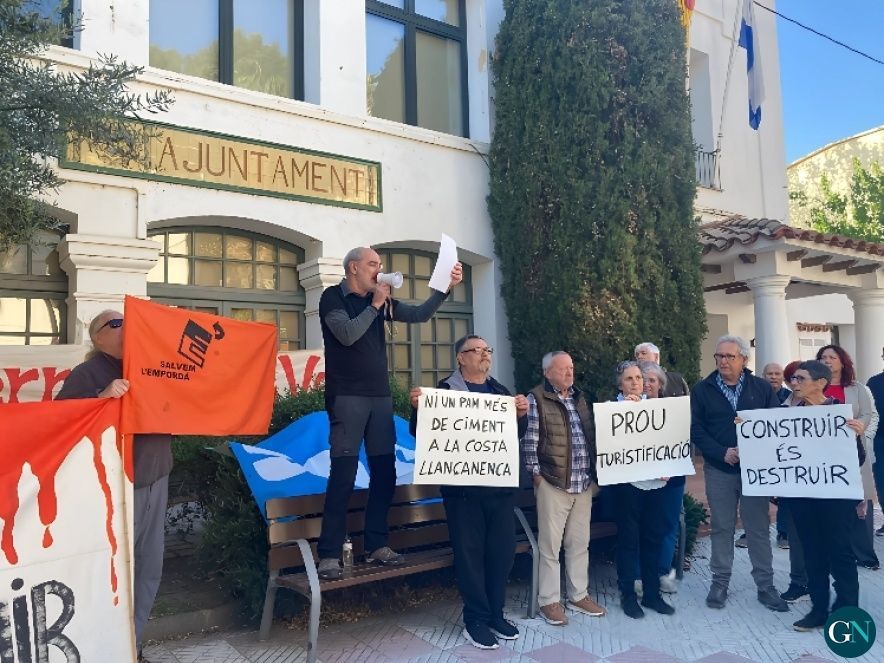 Concentració davant Ajuntament de Llançà / GN 