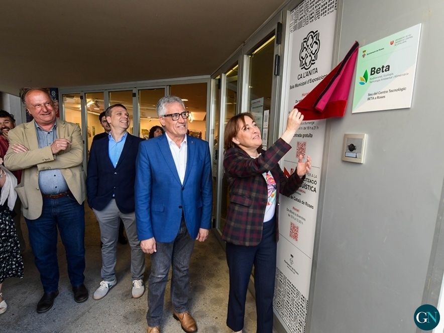 La consellera destapant la placa de la nova seu del Centre Tecnològic Beta a Roses 
