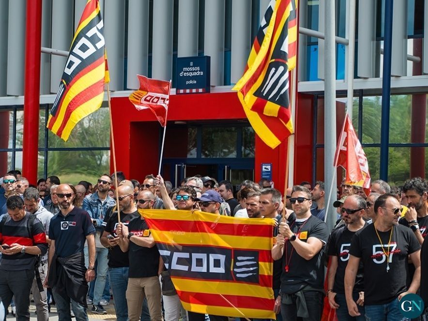 Concentració davant la comissaria dels Mossos d'Esquadra - © Álvaro Boldú / GN 