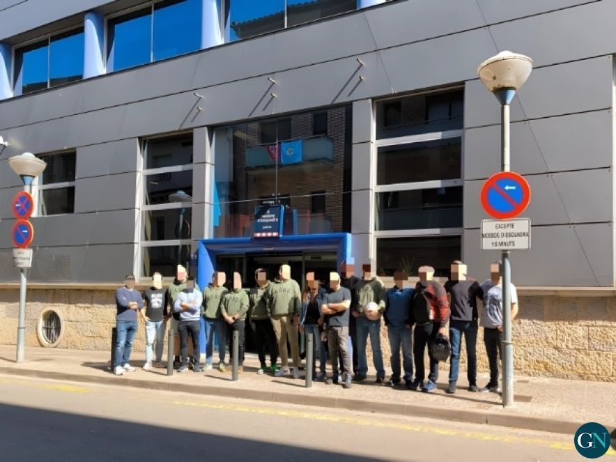 Agents ARRO concentrats a la porta ABP de Girona / GN 