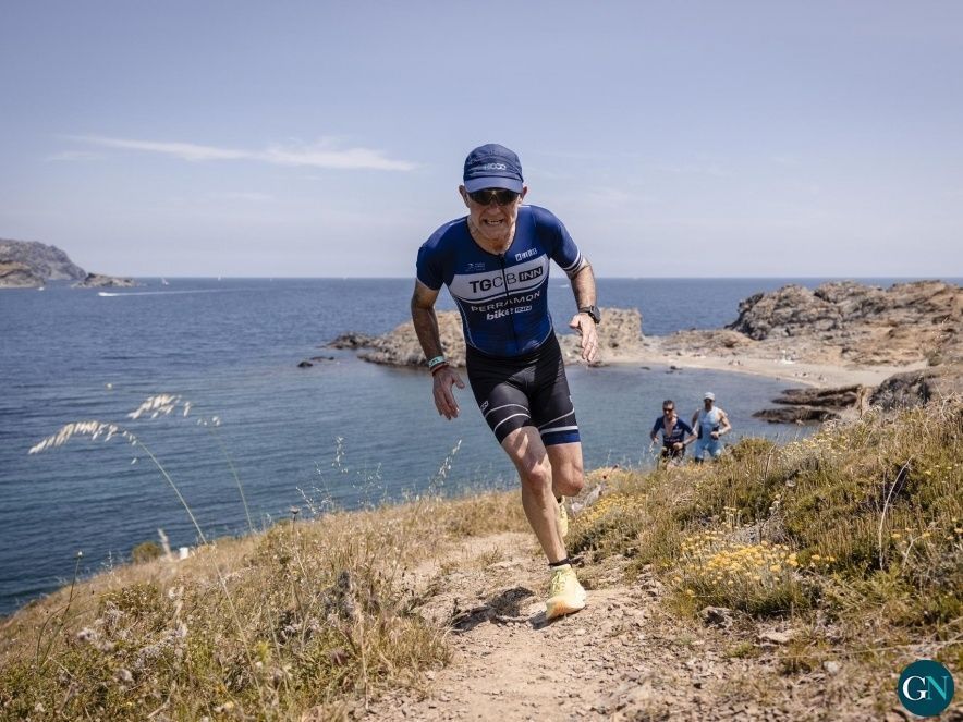 Participants al seu pas per les cales de Llançà - Eladio Rueda / GN 