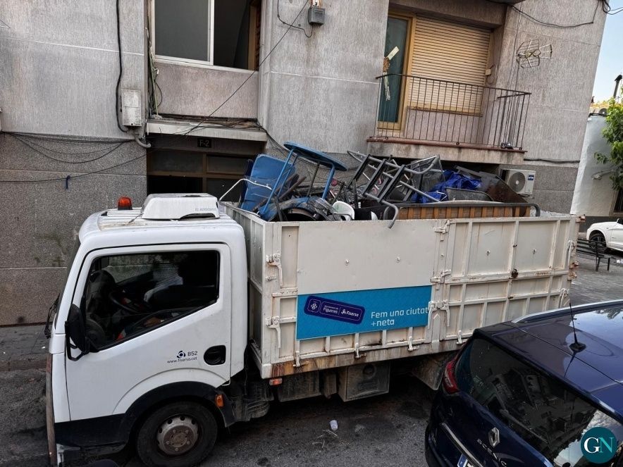 Un dels camions plens de deixalles / Aj.Figueres 