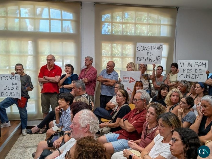 Protesta al Ple de Llançà per defensar La Farella 