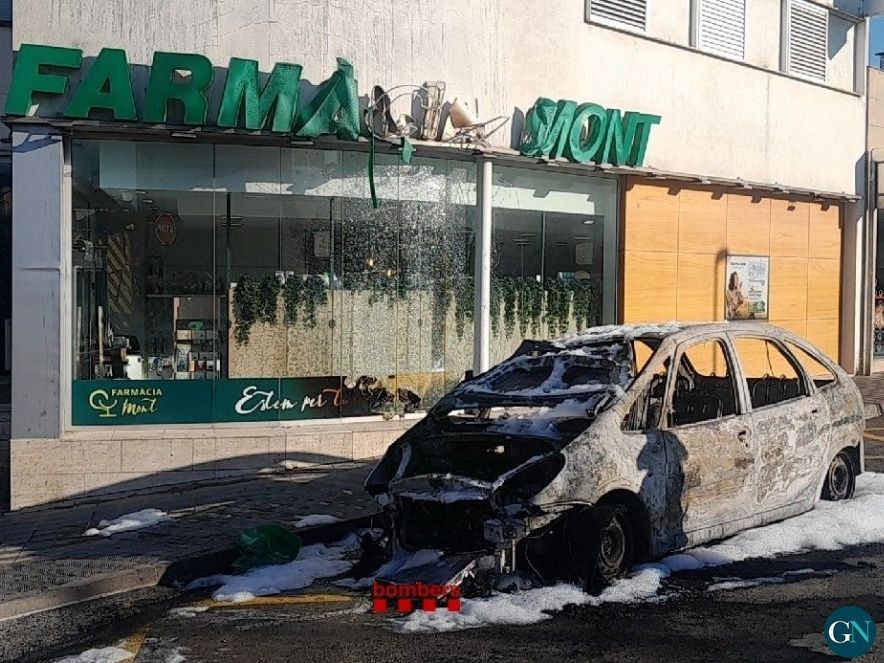 Turisme estacionat davant la Farmàcia Mont 
