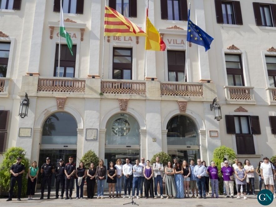 Minut de silenci davant Ajuntament de Lloret de Mar 