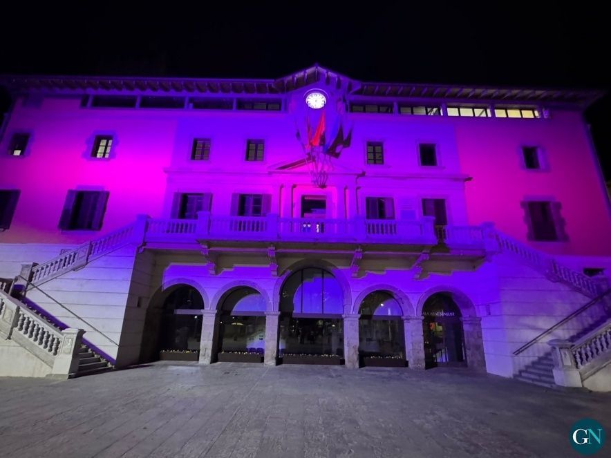 Façana de l’Ajuntament de color lila / Aj.Ripoll 