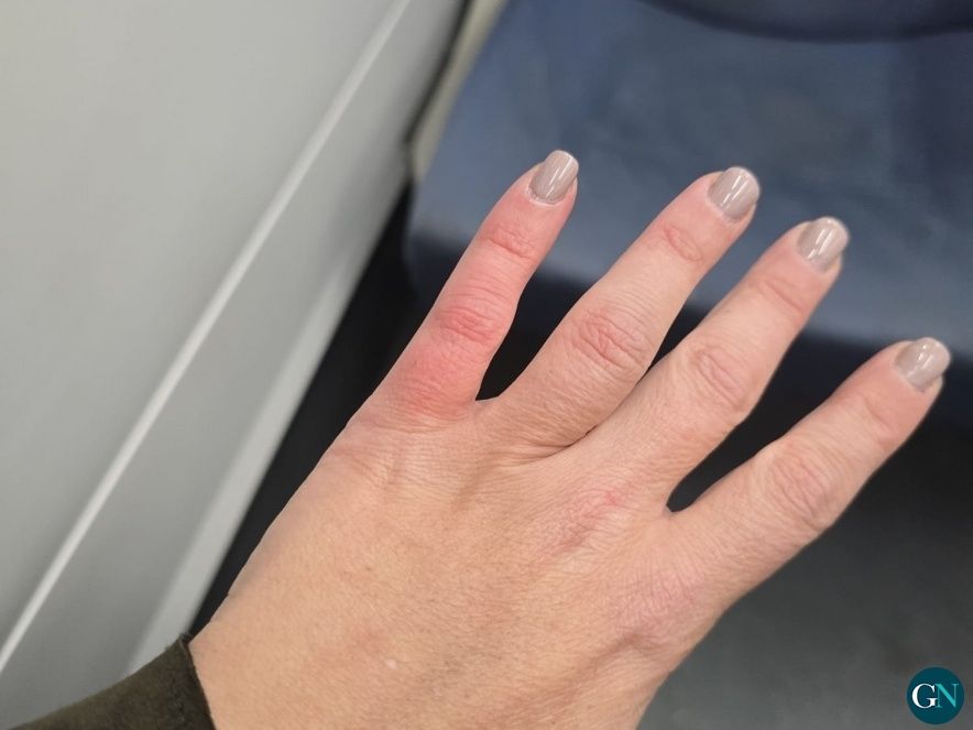 Mà de la noia al tren 