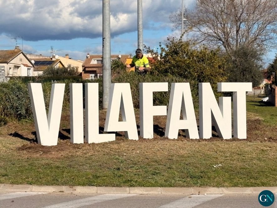 Lletres monumentals amb el nom “VILAFANT” a la rotonda per la zona de les Forques 