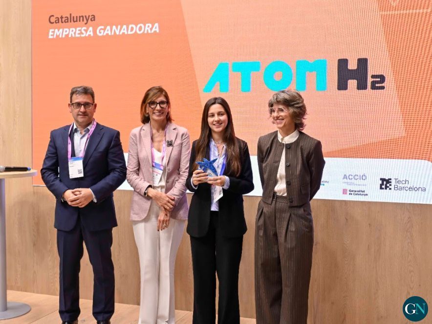 Representants de CaixaBank i Enisa, amb la empresa guanyadora 