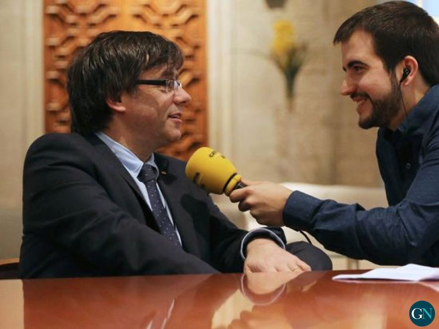 Ricard Ustrell sembla que es mengi Puigdemont amb la mirada