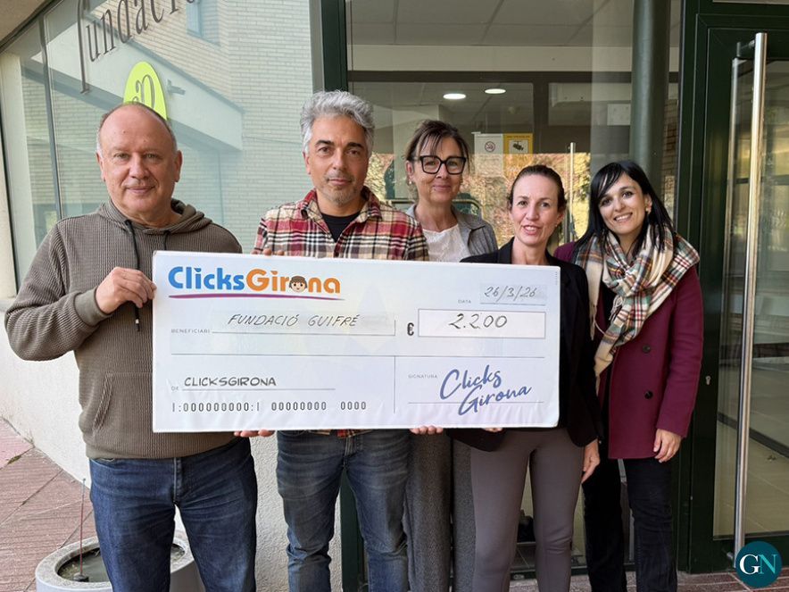 Entrega de la donació de 2.200 € a la Fundació Guifré / Aj.Ripoll