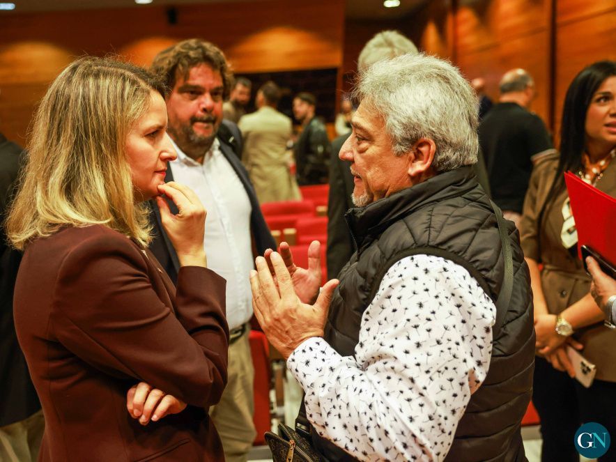 La consellera Martínez Bravo conversa amb un dels assistents  