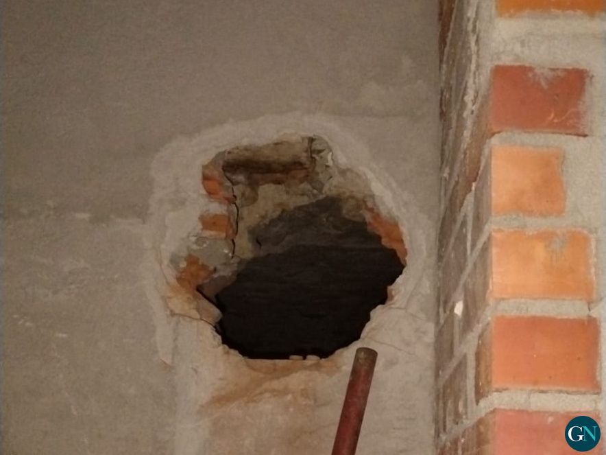 Forat fet a la paret mestre 